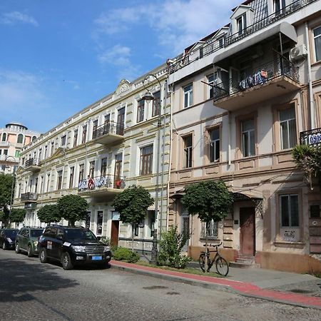 Duru'S Apartment With 3 Bedrooms バトゥーミ エクステリア 写真