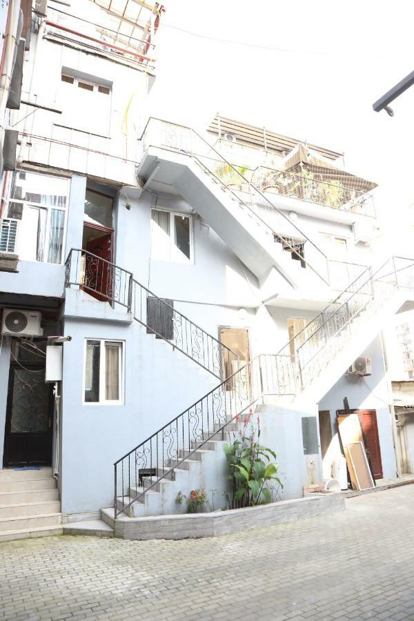 Duru'S Apartment With 3 Bedrooms バトゥーミ エクステリア 写真