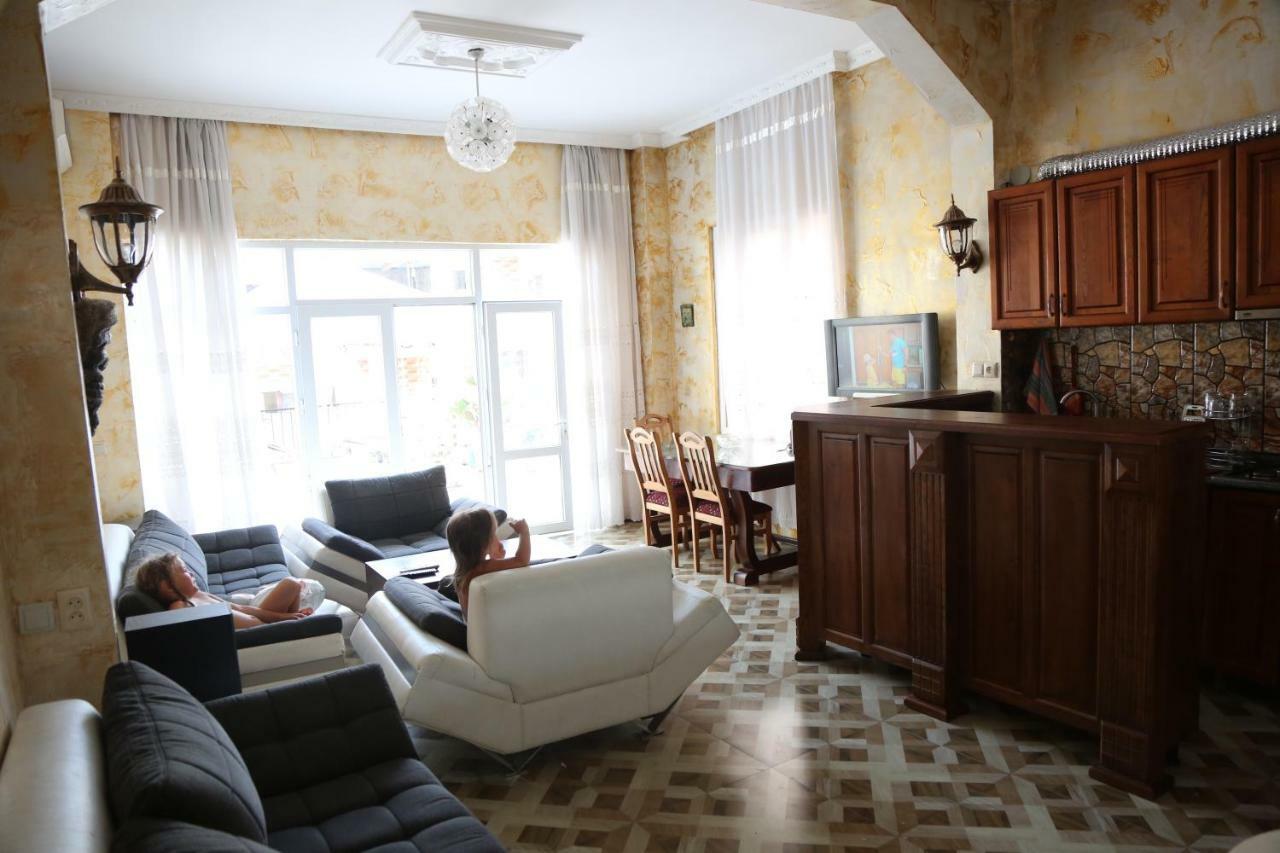 Duru'S Apartment With 3 Bedrooms バトゥーミ エクステリア 写真