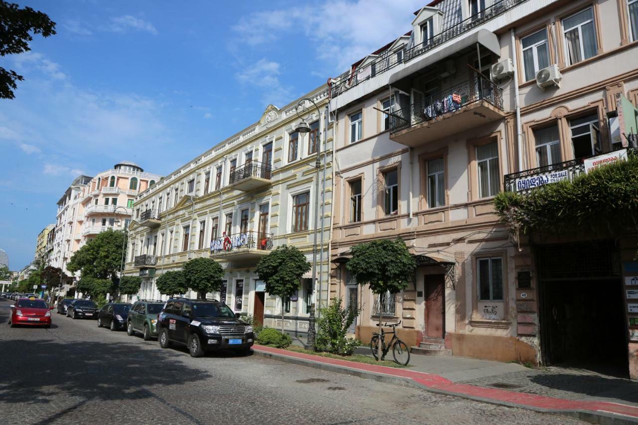 Duru'S Apartment With 3 Bedrooms バトゥーミ エクステリア 写真