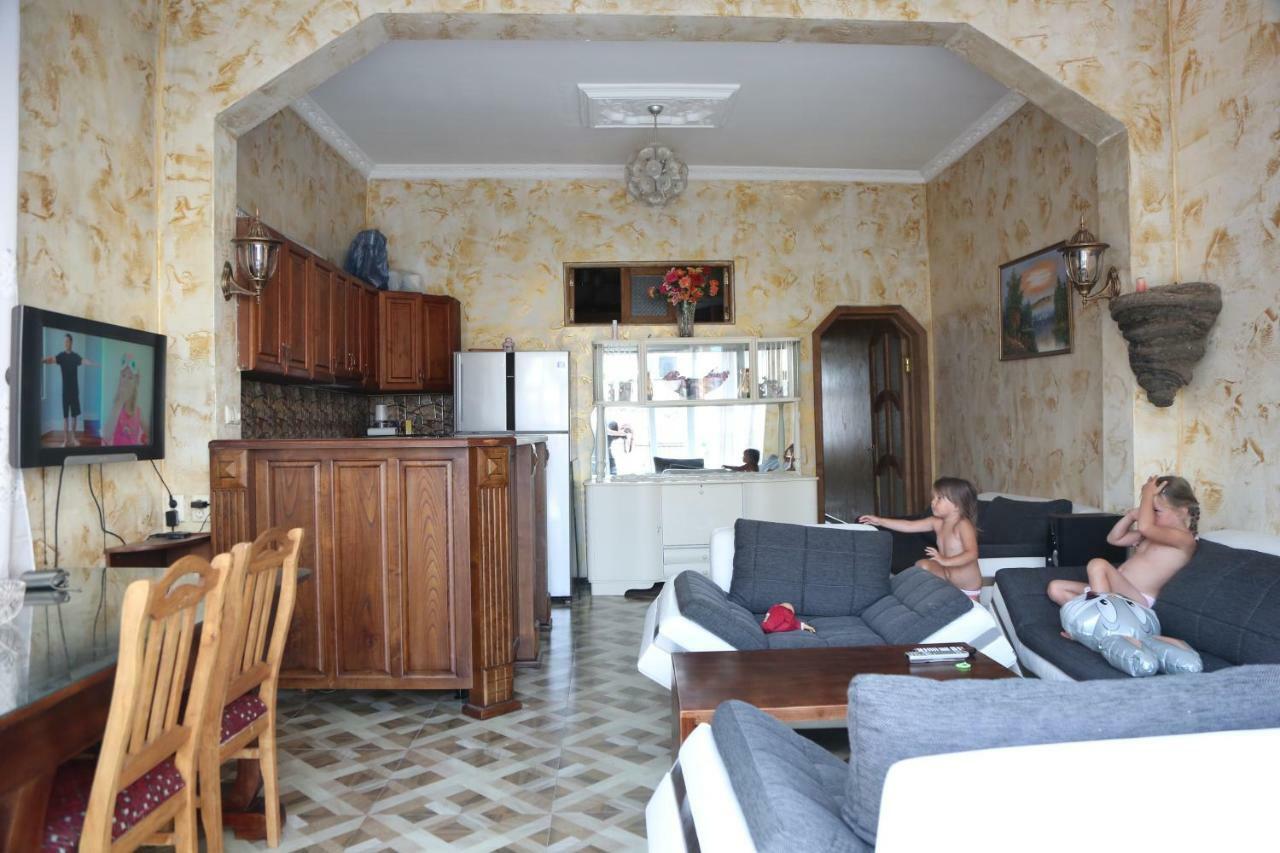 Duru'S Apartment With 3 Bedrooms バトゥーミ エクステリア 写真